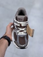 خرید نایک وی فایو زرشکی سیلور Nike V5 RNR Burgundy Beige با زیره فومی نرم، رویه مش و طراحی اسپرت از فروشگاه کتونی ۱۸۰.